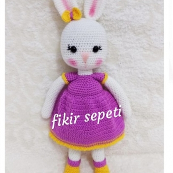 Amigurumi oyuncak tavşan kız